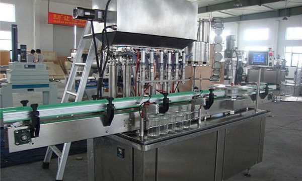 Volautomatische tomatenketchup vulmachine